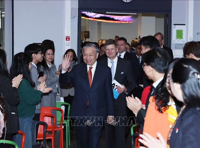Party General Secretary To Lam meets with Vietnamese students. VNA Photo: Thống Nhất 