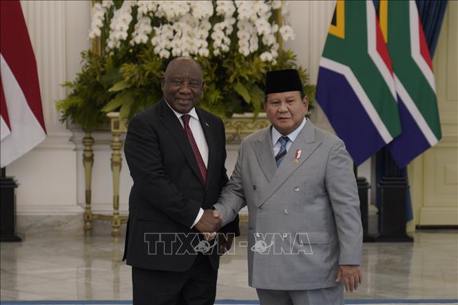 Tổng thống Cộng hòa Nam Phi Cyril Ramaphosa (trái) cùng Tổng thống Indonesia Prabowo Subianto tại Cung điện Merdeka tại Jakarta, Indonesia. Ảnh: Minh Thái - Phóng viên TTXVN tại Indonesia