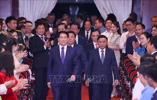 Chủ tịch nước Lương Cường và các đại biểu đến dự Lễ trao giải Cuộc thi chính luận về bảo vệ nền tảng tư tưởng của Đảng lần thứ năm. Ảnh: Văn Điệp – TTXVN