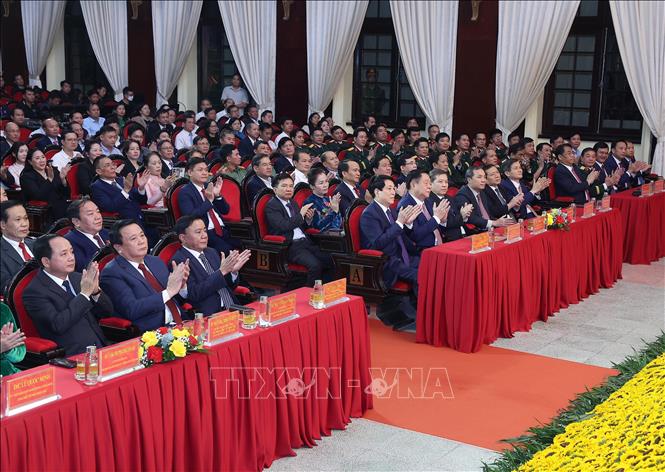 Chủ tịch nước Lương Cường, Thường trực Ban Bí thư Trần Cẩm Tú cùng các đồng chí Lãnh đạo Đảng, Nhà nước dự lễ trao giải Cuộc thi chính luận về bảo vệ nền tảng tư tưởng của Đảng lần thứ năm. Ảnh: Lâm Khánh - TTXVN