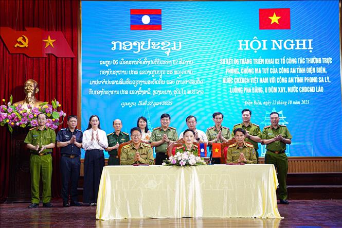 Công an tỉnh Điện Biên và Công an hai tỉnh Phongsaly, Luang Prabang ký biên bản thống nhất gia hạn hoạt động 6 tháng các Tổ công tác. Ảnh: TTXVN phát