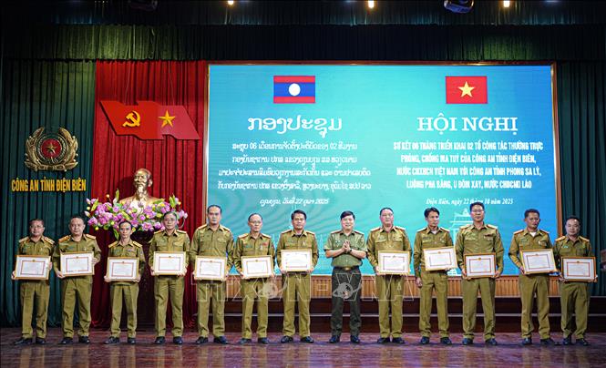Giám đốc Công an tỉnh Điện Biên tặng Giấy khen cho các cá nhân có thành tích, xuất sắc trong công tác đấu tranh, phòng chống tội phạm và vi phạm pháp luật. Ảnh: TTXVN phát
