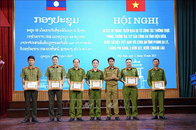 Lãnh đạo tỉnh Luang Prabang tặng Bằng khen cho các cá nhân có thành tích, xuất sắc trong công tác đấu tranh, phòng chống tội phạm và vi phạm pháp luật. Ảnh: TTXVN phát