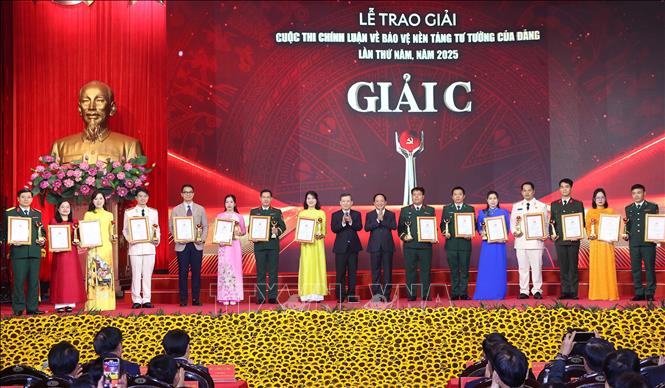 Đại tướng Trịnh Văn Quyết, Bí thư Trung ương Đảng, Chủ nhiệm Tổng cục Chính trị Quân đội nhân dân Việt Nam và đồng chí Lê Minh Trí, Bí thư Trung ương Đảng, Chánh án Tòa án nhân dân tối cao trao giải C cho các tác giả và nhóm tác giả đoạt giải. Ảnh: Văn Điệp – TTXVN
