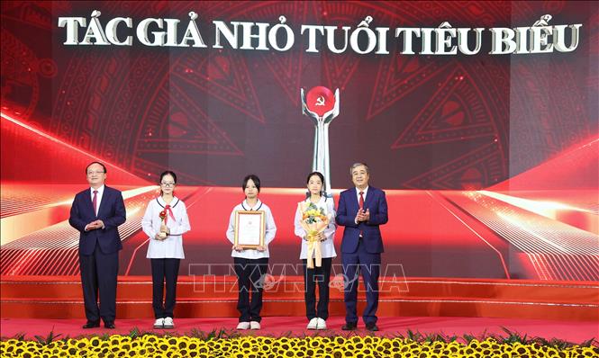 Ban Tổ chức trao giải cho các tác giả nhỏ tuổi tiêu biểu. Ảnh: Văn Điệp – TTXVN