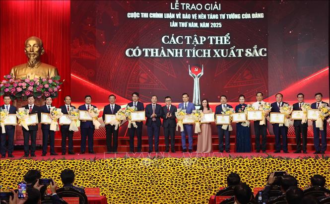 Ban Tổ chức trao giải tập thể xuất sắc. Ảnh: Văn Điệp – TTXVN