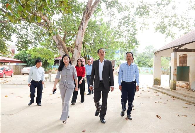 Đoàn công tác kiểm tra những phần bị thiệt hại tại trường Tiểu học Yên Bình, xã Yên Bình. Ảnh: TTXVN phát