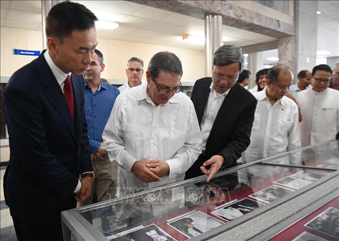 Vietnamese Ambassador Le Van Long (3rd L) and Cuban Foreign Minister Bruno Rodríguez (2nd L) view Vietnam's exhibition space. VNA Photo: Việt Hùng