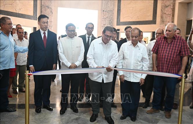  Cuban Foreign Minister Bruno Rodríguez cuts the ribbon to open the exhibition. VNA Photo: Việt Hùng