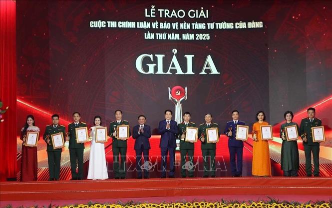 Chủ tịch nước Lương Cường và Thường trực Ban Bí thư Trần Cẩm Tú trao giải A cho tác giả và nhóm tác giả đoạt giải. Ảnh: Văn Điệp – TTXVN