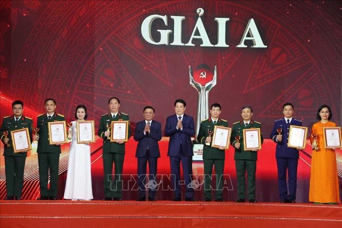 Chủ tịch nước Lương Cường và Thường trực Ban Bí thư Trần Cẩm Tú trao giải A cho tác giả và nhóm tác giả đoạt giải. Ảnh: Văn Điệp – TTXVN