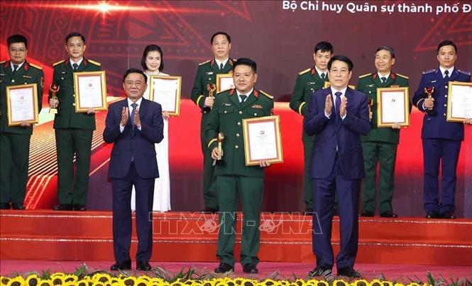 Chủ tịch nước Lương Cường và Thường trực Ban Bí thư Trần Cẩm Tú trao giải A cho tác giả và nhóm tác giả đoạt giải. Ảnh: Văn Điệp – TTXVN