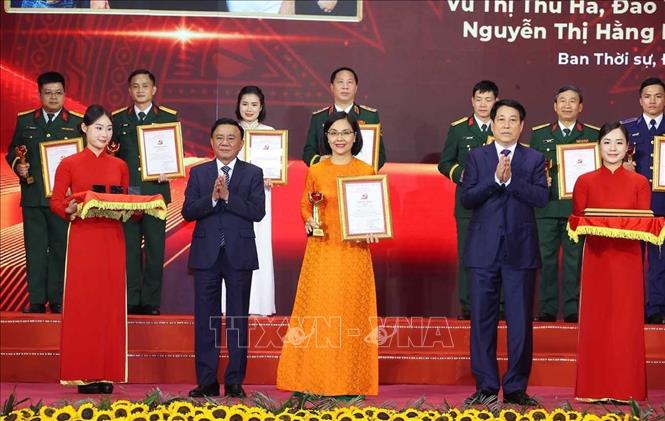 Chủ tịch nước Lương Cường và Thường trực Ban Bí thư Trần Cẩm Tú trao giải A cho tác giả và nhóm tác giả đoạt giải. Ảnh: Văn Điệp – TTXVN