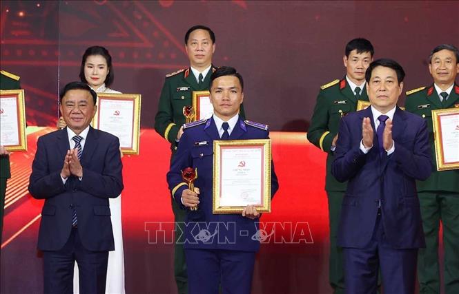 Chủ tịch nước Lương Cường và Thường trực Ban Bí thư Trần Cẩm Tú trao giải A cho tác giả và nhóm tác giả đoạt giải. Ảnh: Văn Điệp – TTXVN