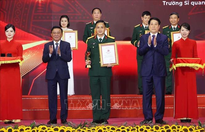 Chủ tịch nước Lương Cường và Thường trực Ban Bí thư Trần Cẩm Tú trao giải A cho tác giả và nhóm tác giả đoạt giải. Ảnh: Văn Điệp – TTXVN