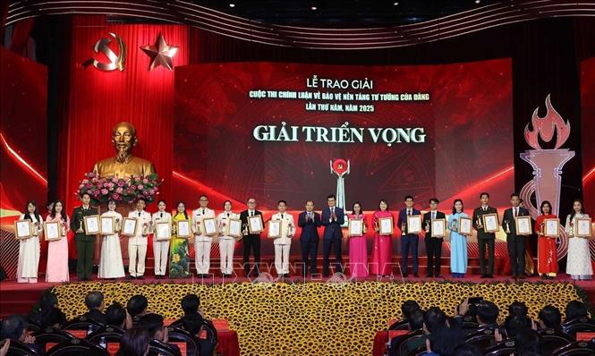 Ban Tổ chức trao giải Triển vọng cho tác giả và nhóm tác giả đoạt giải. Ảnh: Văn Điệp – TTXVN
