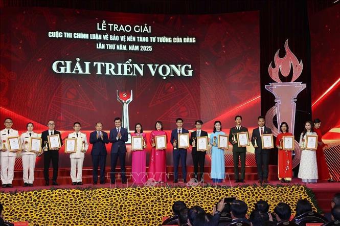 Ban Tổ chức trao giải Triển vọng cho tác giả và nhóm tác giả đoạt giải. Ảnh: Văn Điệp – TTXVN
