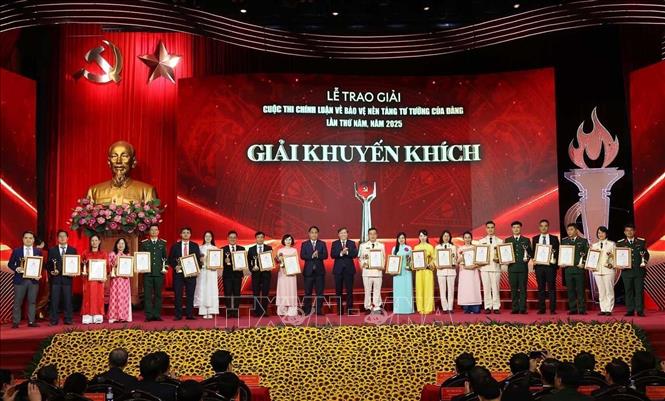 Ban Tổ chức trao giải Khuyến khích cho tác giả và nhóm tác giả đoạt giải. Ảnh: Văn Điệp – TTXVN