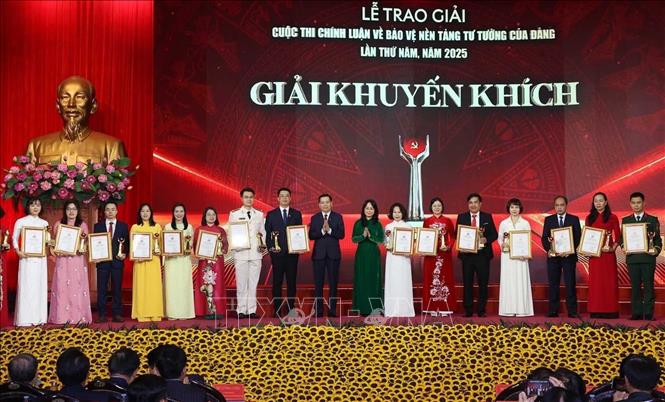 Ban Tổ chức trao giải Khuyến khích cho tác giả và nhóm tác giả đoạt giải. Ảnh: Văn Điệp – TTXVN