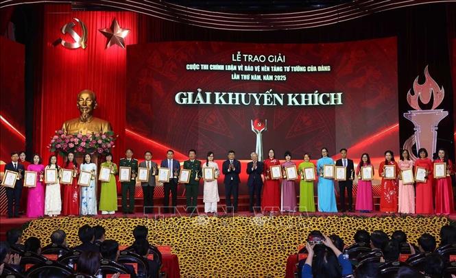 Ban Tổ chức trao giải Khuyến khích cho tác giả và nhóm tác giả đoạt giải. Ảnh: Văn Điệp – TTXVN