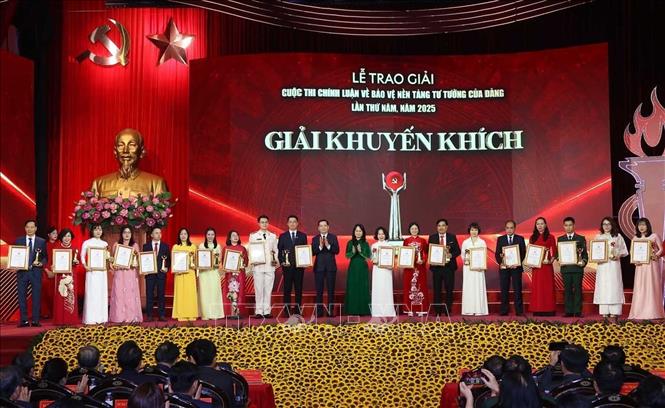 Ban Tổ chức trao giải Khuyến khích cho tác giả và nhóm tác giả đoạt giải. Ảnh: Văn Điệp – TTXVN