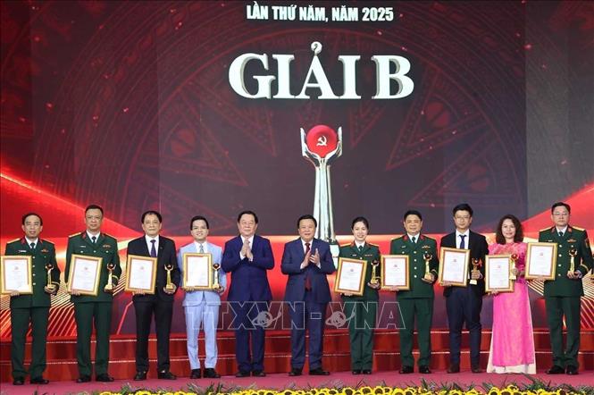 Đồng chí Nguyễn Xuân Thắng, Ủy viên Bộ Chính trị, Giám đốc Học viện Chính trị quốc gia Hồ Chí Minh, Chủ tịch Hội đồng Lý luận Trung ương, Phó Trưởng Ban Chỉ đạo 35 Trung ương, Trưởng Ban Chỉ đạo Cuộc thi và đồng chí Nguyễn Trọng Nghĩa, Ủy viên Bộ Chính trị, Bí thư Trung ương Đảng, Trưởng Ban Tuyên giáo và Dân vận Trung ương, Phó Trưởng Ban Chỉ đạo 35 Trung ương, Phó Trưởng Ban Chỉ đạo Cuộc thi trao giải B cho tác giả và nhóm tác giả đoạt giải. Ảnh: Văn Điệp – TTXVN