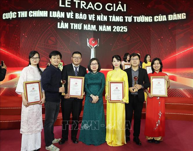 Lãnh đạo và các tác giả Thông tấn xã Việt Nam tại Lễ trao giải Cuộc thi chính luận về Bảo vệ nền tảng tư tưởng của Đảng lần thứ năm - năm 2025. Ảnh: TTXVN