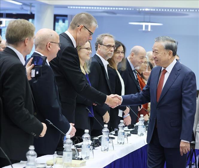 Party General Secretary To Lam receives representatives of the Finland-Vietnam Friendship Association and Finnish experts. VNA Photo: Thống Nhất