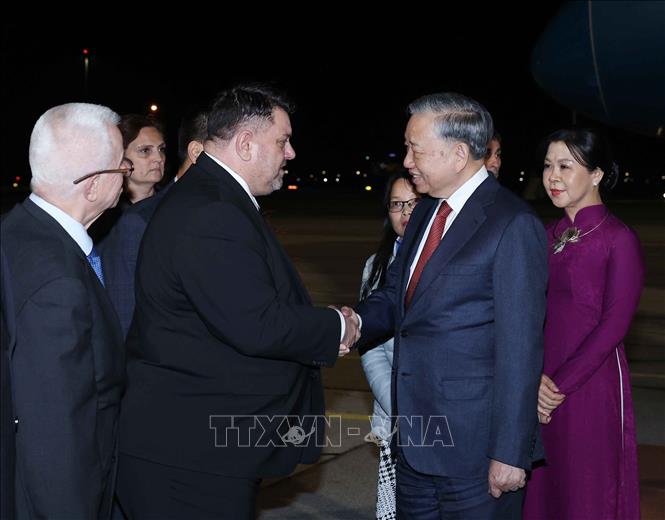 Party General Secretary To Lam, his spouse and the Vietnamese delegation are greeted by Chairman of the Bulgarian Socialist Party and Deputy Prime Minister of Bulgaria Atanas Zafirovarrived. VNA Photo: Thống Nhất 