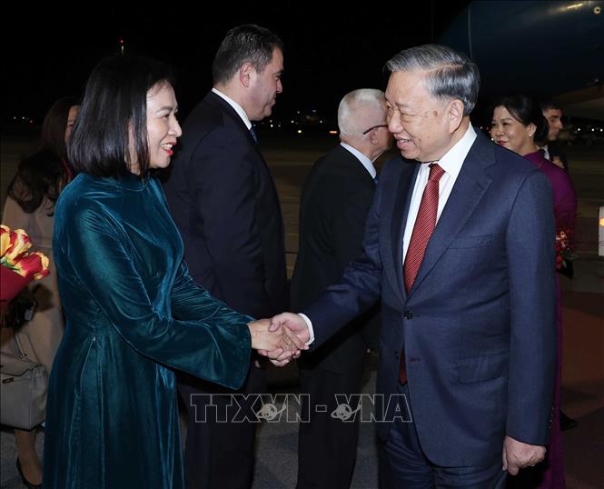 Party General Secretary To Lam, his spouse and the Vietnamese delegation are greeted by Vietnamese Ambassador Nguyen Thi Minh Nguyet. VNA Photo: Thống Nhất 