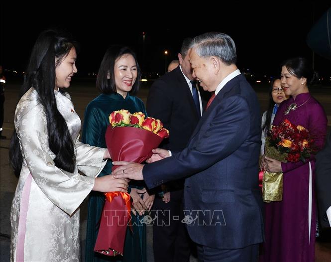 Party General Secretary To Lam, his spouse and the Vietnamese delegation are welcomed at Sofia international airport. VNA Photo: Thống Nhất 
