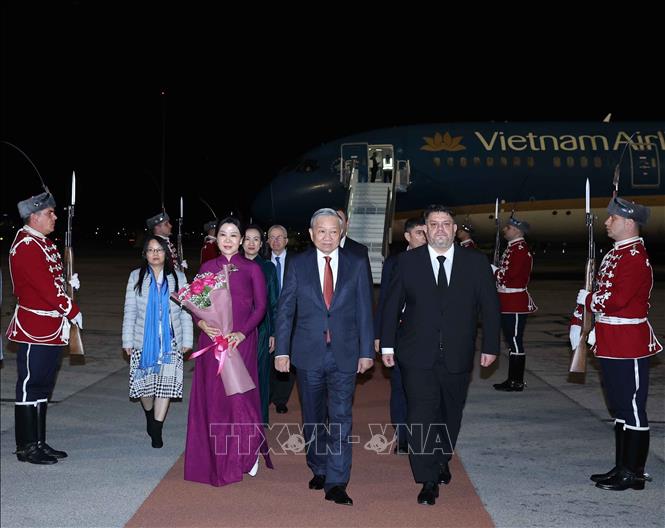 Party General Secretary To Lam, his spouse and the Vietnamese delegation are welcomed at Sofia international airport. VNA Photo: Thống Nhất 