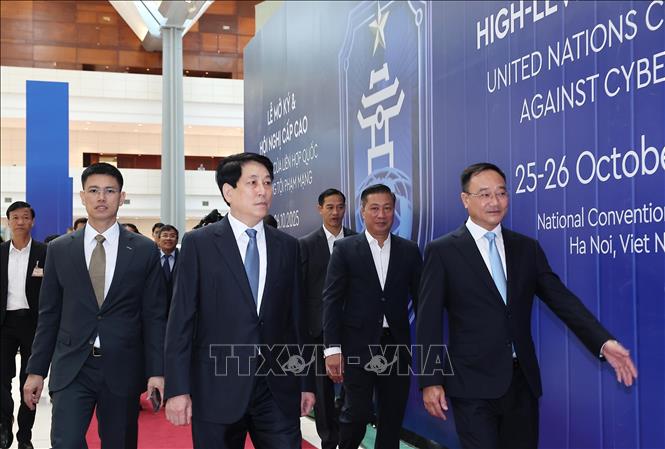 Chủ tịch nước Lương Cường đến kiếm tra công tác chuẩn bị và tổng duyệt Lễ mở ký Công ước Liên hợp quốc về chống tội phạm mạng (Công ước Hà Nội) tại Trung tâm Hội nghị Quốc Gia (Mỹ Đình, Hà Nội). Ảnh: Lâm Khánh - TTXVN