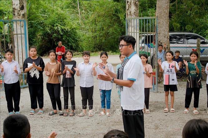 Anh Thạch Ngọc Hải giao lưu với trẻ em vùng sâu, vùng xa. Ảnh: TTXVN phát