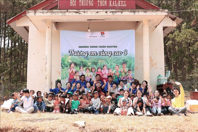 Trẻ em vùng cao chụp ảnh lưu niệm với các thành viên “Dự án cho em”. Ảnh: TTXVN phát