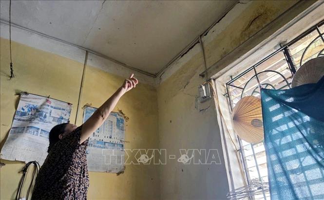 Căn phòng ở toà nhà 5 tầng đường Trần Đăng Ninh, phường Nam Định (Ninh Bình) bị nứt, xuống cấp. Ảnh: Thái Thuần - TTXVN
