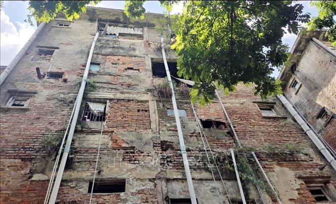 Phía sau toà nhà 5 tầng đường Trần Đăng Ninh, phường Nam Định (Ninh Bình). Ảnh: Thái Thuần - TTXVN
