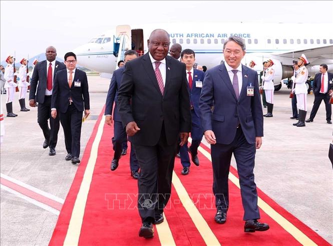 Tổng thống nước Cộng hòa Nam Phi Matamela Cyril Ramaphosa đến Hà Nội, bắt đầu thăm cấp Nhà nước đến Việt Nam. Ảnh: Văn Điệp – TTXVN