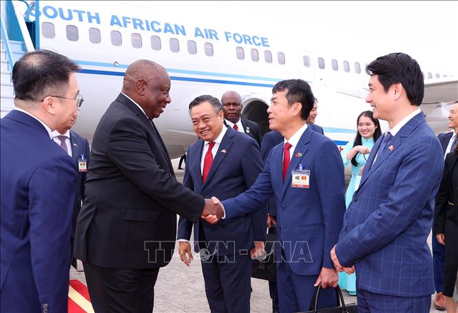Tổng thống nước Cộng hòa Nam Phi Matamela Cyril Ramaphosa đến Hà Nội, bắt đầu thăm cấp Nhà nước đến Việt Nam. Ảnh: Văn Điệp – TTXVN