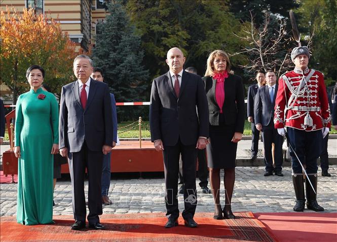 Tổng thống Cộng hòa Bulgaria Rumen Radev và Phu nhân chủ trì Lễ đón Tổng Bí thư Tô Lâm và Phu nhân thăm chính thức Bulgaria. Ảnh: Thống Nhất – TTXVN