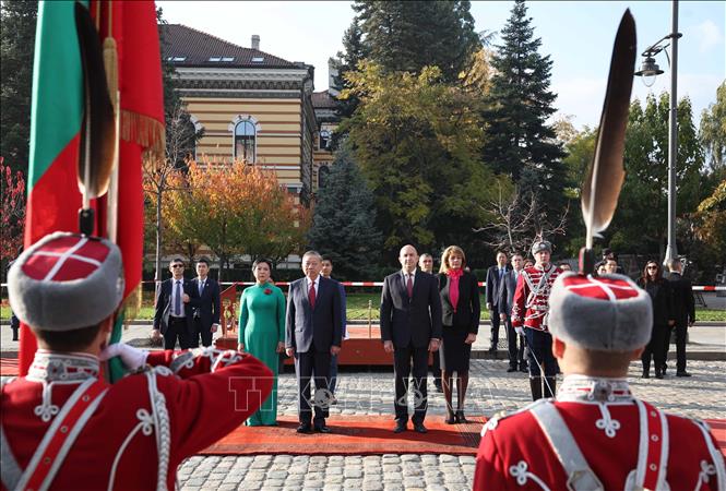 Tổng thống Cộng hòa Bulgaria Rumen Radev và Phu nhân chủ trì Lễ đón Tổng Bí thư Tô Lâm và Phu nhân thăm chính thức Bulgaria. Ảnh: Thống Nhất – TTXVN