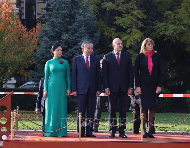 Tổng thống Cộng hòa Bulgaria Rumen Radev và Phu nhân chủ trì Lễ đón Tổng Bí thư Tô Lâm và Phu nhân thăm chính thức Bulgaria. Ảnh: Thống Nhất – TTXVN