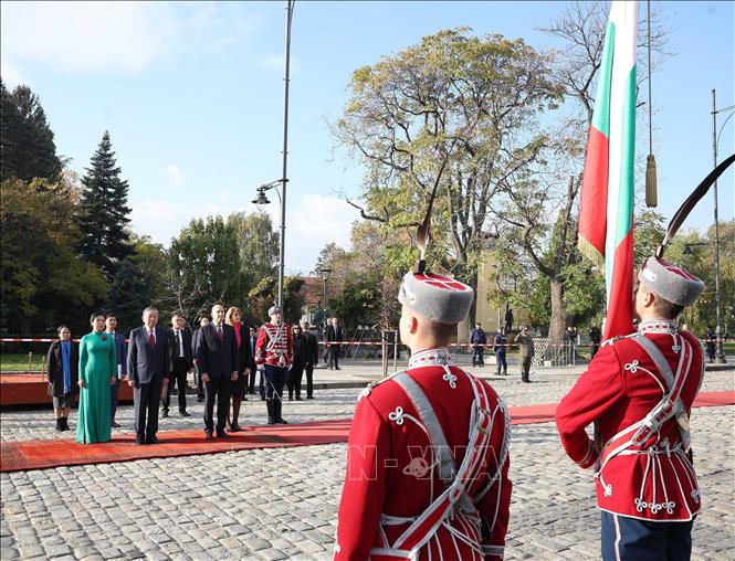Tổng thống Cộng hòa Bulgaria Rumen Radev và Phu nhân chủ trì Lễ đón Tổng Bí thư Tô Lâm và Phu nhân thăm chính thức Bulgaria. Ảnh: Thống Nhất – TTXVN