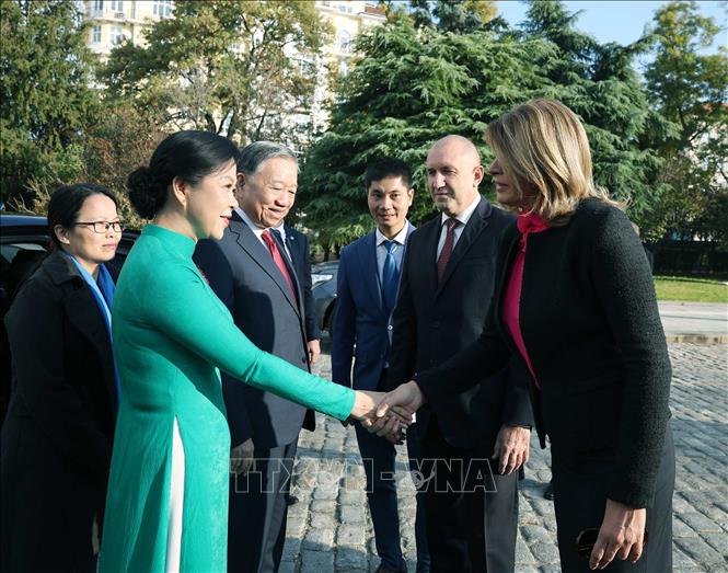 Tổng thống Cộng hòa Bulgaria Rumen Radev và Phu nhân chủ trì Lễ đón Tổng Bí thư Tô Lâm và Phu nhân thăm chính thức Bulgaria. Ảnh: Thống Nhất – TTXVN