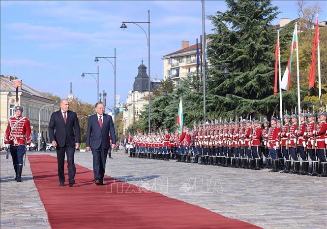 Tổng thống Cộng hòa Bulgaria Rumen Radev và Phu nhân chủ trì Lễ đón Tổng Bí thư Tô Lâm và Phu nhân thăm chính thức Bulgaria. Ảnh: Thống Nhất – TTXVN