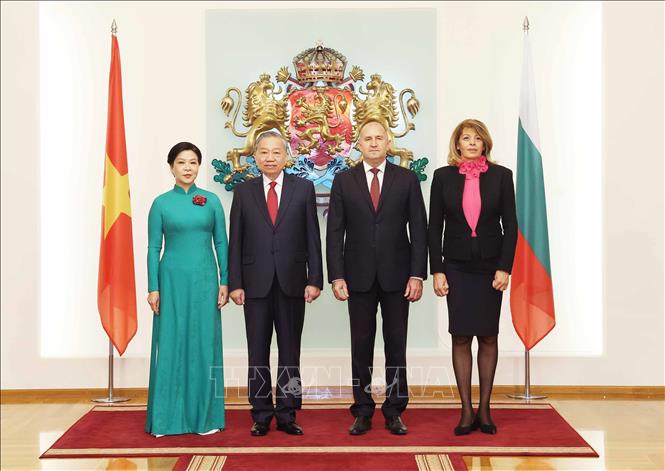 Tổng Bí thư Tô Lâm và Phu nhân với Tổng thống Cộng hòa Bulgaria Rumen Radev và Phu nhân tại Phủ Tổng thống. Ảnh: Thống Nhất – TTXVN