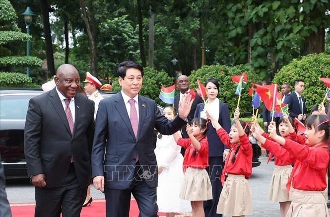 Chủ tịch nước Lương Cường và Tổng thống Nam Phi Matamela Cyril Ramaphosa với thiếu nhi Thủ đô Hà Nội. Ảnh: Lâm Khánh - TTXVN