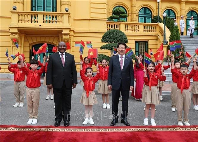 Chủ tịch nước Lương Cường và Tổng thống Nam Phi Matamela Cyril Ramaphosa với thiếu nhi Thủ đô Hà Nội. Ảnh: Lâm Khánh - TTXVN