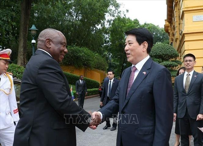 Chủ tịch nước Lương Cường đón Tổng thống Nam Phi Matamela Cyril Ramaphosa. Ảnh: Lâm Khánh - TTXVN