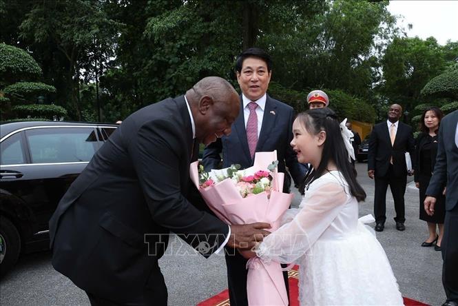 Thiếu nhi Thủ đô Hà Nội tặng hoa chào đón Tổng thống Nam Phi Matamela Cyril Ramaphosa. Ảnh: Lâm Khánh - TTXVN